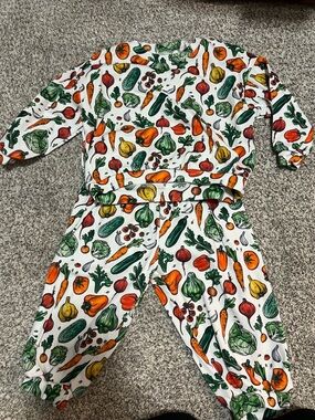 Little one shop White Pajama Set with Green & Orange Vegetable Print